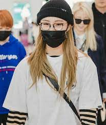 Pin By Zeazon On Wheeinie Wheein Style Wheein Mamamoo Wearing A Hat