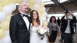 To je i případ tanečnice stardance lucie hunčárové. Svatba Bohuse Matuse A Jeho Lucinky Veselku V Krtkove Svete Odsvedcil Frantisek Janecek Expres Cz