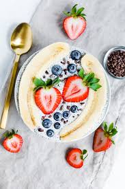 There are many variations, but the classic banana split is made with three scoops of ice cream (one each of vanilla, chocolate, and strawberry). Banana Split Chia Pudding Eating Bird Food