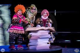 Vazand aceasta, iepurele trimite un servitor, pe soparla bill, sa intre pe cosul casei, insa alice il arunca afara. Alice In Tara Minunilor Circul Metropolitan