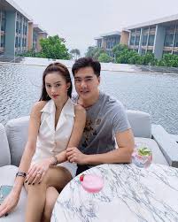 Spread the loveพ่อตา 'เคลลี่ ธนะพัฒน์' (ชมภาพ) อายุเป็นเพียงตัวเลขจริงๆ สำหรับคู่รักหลายคู่ในวงการบันเทิง ที่แม้บางคู่จะมีอายุห่างกันจนเกือบจะ. 1awcjbu5t8fzm
