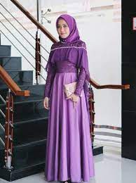 Jangan lupa memilih hijabnya yang sesuai dengan baju, sebagai rekomendasi anda juga bisa memakai jilbab dari kain satin. 19 Model Baju Brokat Kombinasi Satin Terupdate 2020