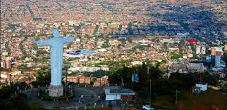 El cerro recibe ese nombre debido a la gran cantidad de cuarzos que podían recogerse en sus alrededores. Cerro De Cristo Rey Cali Colombia Excelente Mirador Y Monumento Ubicado En El Cerro De Los Cristales Corregimiento De Los Andes Vereda Del Cabuyal Lago Calima Colombia Lago Calima Hoteles Lago