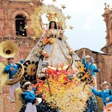En estas fiestas de la virgen de la candelaria se presentan diferentes danzas que se caracterizan por su gran vistosidad, las coreografías realizadas por bailarines agrupados en escuelas por cada barrio de la ciudad de puno. Kusillo Dirigiendo El Transito Lo Festividad Virgen De La Candelaria Puno