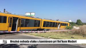 Informovala o tom agentura ap s odvoláním na místní úřady. Hroziva Nehoda Vlaku S Kamionom Pri VeÄ¾kom Mederi Youtube