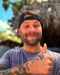 Chris Mendonca's Instagram, Twitter & Facebook