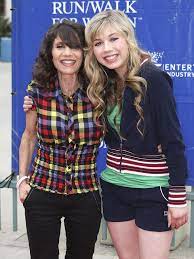 Alongside mccurdy, icarly also stars miranda cosgrove (carly shay) and aired on nickelodeon from 2007 to 2012. Icarly Star Jennette Mccurdy Struggled With Eating Disorders People Com