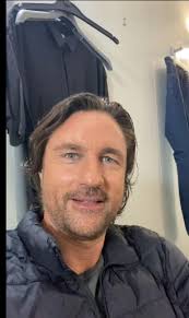 Martin Henderson official