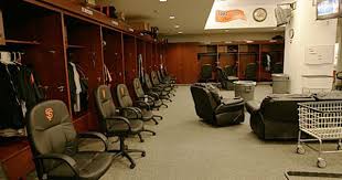 Pin By Kiyoko Nakago On Mlb Clubhouses Club House Lockers Leather Chair