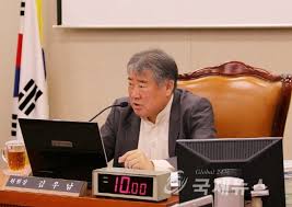 2015년 가장 많은 법안 통과 + 19대 국회 전체 법안 통과 = 7연속 입법 최수우(우수)의원 국토일보 우호식 기자 국회의원의 입법활동으로 최우수의원이나 우수의원으로 1년도 아닌 7년 연속으로 선정된 화제의 인물은 농해수위 위원장 김우남국회의원(제주 제주시 을)이다.국회의원 본연의 임무 중. ê¹€ìš°ë‚¨ ì˜ì› 4 3 í¬ìƒìž ë°œêµ´ìœ í•´ ìœ ì „ìž ê²€ì‚¬ë¹„ ì •ë¶€ì§€ì› ì´‰êµ¬ ì œì£¼ ì „êµ­ ê¸°ì‚¬ë³¸ë¬¸ êµ­ì œë‰´ìŠ¤