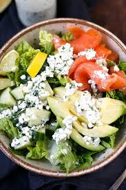 Gesunde Salat Bowl Mit Raucherlachs Avocado Und Huttenkase Dressing Kochkarussell Rezept Gesunde Salate Salat Bowl Avocado