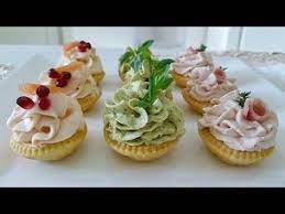 Gli antipasti aprono il pasto di natale. Tartine Veloci Per Aperitivo Salmone Caviale E Tante Altre Idee Per Stupire Youtube Stuzzichini Ricette Cibo Squisito