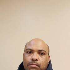 Para ser honesto, siento que nadie quiere salir con una persona como yo.  todo el tiempo estoy mencionando lo que hago en las redes sociales  inmediatamente me vuelvo fantasma y ni siquiera