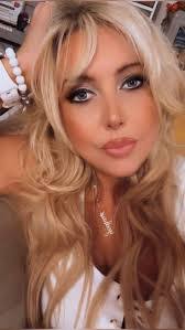 Rebecca Mellor's Instagram, Twitter & Facebook