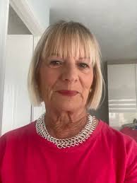 This dress was a surprise, although I love the print I thought at 5'6” it  might be a bit too short for me, but I ❤️ it