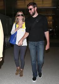 Emily And John Bring Fresh From Vacation Pda Back To La Emily Blunt John Krasinski Emily Blunt Cute Celebrity Couples