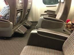 トップ > 鉄道 > 東海道新幹線 n700sグリーン車 乗車記 変わっていないようで静かさは圧倒的に変化 東海道新幹線と言えば、白い車体に青帯を1964年から貫いており、あまり、変わり映えがありませんが、8代目となるn700sの. æ–°å¹¹ç·šã®ã‚°ãƒªãƒ¼ãƒ³è»Šã£ã¦æ™®é€šè»Šã¨ã©ã†é•ã†ã® å…¨å¸­ã«ã‚³ãƒ³ã‚»ãƒ³ãƒˆ å¸­ãŒåºƒã„ èŠ¸èƒ½äººãŒã®ã£ã¦ã‚‹ã‹ã‚‚ ã‚¬ã‚¸ã‚§ãƒƒãƒˆé€šä¿¡ Getnews