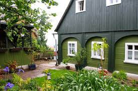 I pointed the the sign for gruene haus that read daily samples below it. Ferienhaus Mit Mehreren Hunden Das Grune Haus Lenareisen