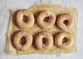 Regardless of how the bagel actually came to be, there is no question that the montréal bagel, as we know it, arrived in montréal with the wave of jewish immigrants from eastern europe in the early 1900s, most of them settling in the mile end neighbourhood in the northeast side of the city. Montreal Style Baked Bagels Recipe