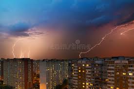 Wat vind je van deze foto's? Onweerswolken Zware Regen Onweersbui En Bliksem Over De Stad Stock Afbeelding Afbeelding Bestaande Uit Wolk Bliksem 74611391