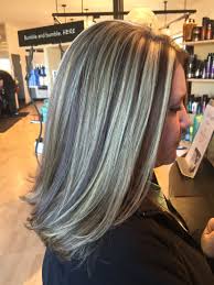Blonde highlights with chestnut brown this chunky blonde highlight looks quite gorgeous particularly because of the use of black and red lowlights at both the sides of the blonde highlights. Pin On Hair By Denise Suttlemyre