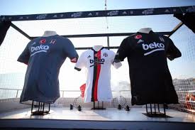 Bu forma da bu sezondaki diğer formalar gibi, deplasmanda takımını hiçbir zaman yalnız bırakmayarak evinde hissettiren ve her zaman, her koşulda takımını, simgesi olan kara kartal'ın sahip olduğu mücadeleci ruh ile destekleyen beşiktaş taraftarına adandı. Besiktas In 2021 2022 Sezonu Formalari Bogaz Da Teknede Tanitildi