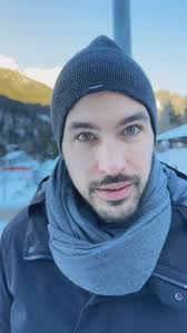 Knock Knock! Who’s there? Daisy. Daisy who? They see me rolling❄️ , Rido 😂  io e Marie che rotoliamo ✈️