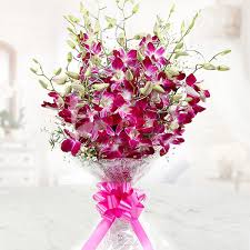 Giving flowers on the first date can be an unexpected surprise and a way to not only impress but to start the evening on a good foot. How To Choose The Perfect Flower Bouquet For Date Night