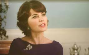 La Comtessa és tan esperit de contradicció que en lloc de portar les  agulles de pit a la part esquerra ella les porta se￼mpre a la dreta .!!🙃🙃 