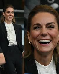 Princess Kate never fails in her wardrobe, very beautiful and elegant 😍