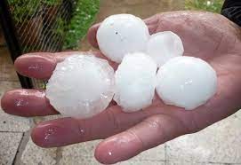 Casa e carros foram bastantes afetados, e se não bastasse a incompetência municipal, empresas aproveitam a situação para levar vantagens. Argentino Nadando No Teto Do Carro Durante Chuva De Granizo Materia Incognita