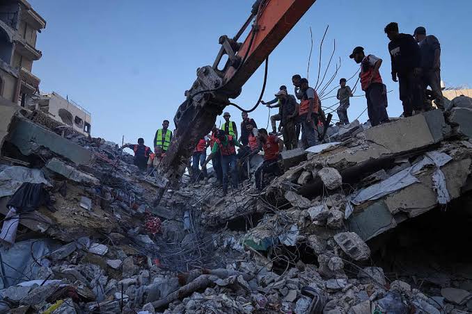 At least 12 people, including children, died after a building collapsed in # Gaza City, Al Jazeera reported on Wednesday, citing Gaza Civil Defense.  Dozens of others are believed to be trapped beneath