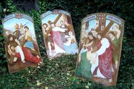 Velkopáteční křížová cesta se opět odehraje na náměstí sv. Kudy Z Nudy Krizova Cesta Ve Stozci