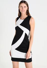 En zalando encontrarás estos modelos básicos, además de vestidos negros con efecto de superposición, versiones mini o de largo xxl, con escotes halter, tirantes, mangas abullonadas, vestidos de corte imperio, con detalles de lazos o pliegues, así como modelos abotonados o con cremalleras. Anna Field Tubino Black White Nero Zalando It Tubino Black Vestiti
