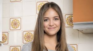 She began her career in 2011 in the tv series marisol, la película (2011).12 her musical career began in 2016, when she released her debut single vive cantando. De Marisol A Vive Cantando El Pasado Televisivo De Ana Mena