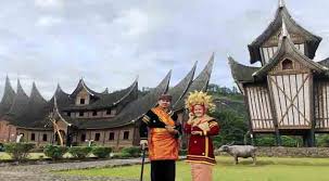 Karena memang rumah adat dari sumatera barat ini sangat ikonik dan juga mudah. Menelusuri Sejarah Rumah Adat Minangkabau