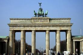 Tyskland er europas mest folkerige land og har spillet en central rolle i verdensdelens historie. Tyskland Utrikespolitiska Institutet