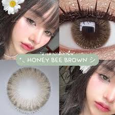 พร้อมส่งสายตาปกติเท่านั้น** Honey Bee Brown : เลนส์สีน้ำตาลธรรมชาติ  หวานละมุน ขนาดโตกว่าตาเล็กน้อย ใส่แล้วตาฟุ้ง ๆ นัว ๆ สีฉ่ำวาว💖🫧 •  สายตาปกติ 99.- ꒰ แถมฟรีตลับ ꒱ DIA : 14.5