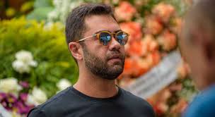 Leonardo, Poliana Rocha, Zé Felipe e Virginia Fonseca se emocionam no  velório de Carmem Costa