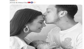 Baba mustafa özil, bodrum'da genç bir kızla öpüşürken görüntülendi. Baba Mesut Ozil