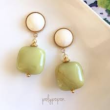 再販 イタリア製スクエアビーズのボリュームイヤリング ピアス オフホワイト ピスタチオグリーン ビーズジュエリー かわいいジュエリー アクセサリー