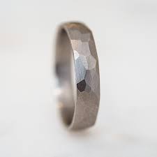Alliance Ruban Or Blanc Martele Nisma Rp4 Bague De Mariage Homme Bague Fiancaille Homme Bague De Fiancailles Et Alliance