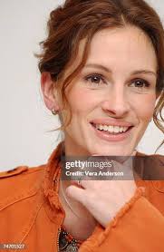 101 Mona Lisa Smile Press Conference With Julia Roberts Kirsten Dunst Maggie  Stock Photos, High-Res Pictures, and Images