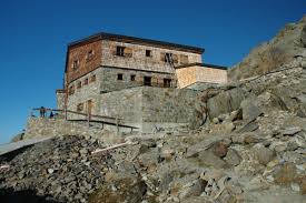 Die similaunhütte ist eine alpine schutzhütte und liegt am niederjoch im schnalskamm der ötztaler alpen, der die grenze zwischen dem österreichischen nordtirol und dem italienischen südtirol darstellt. Similaunhutte Wikidata