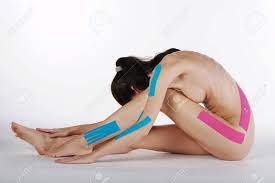 スポーツは体にテーピングで若いかなり裸の女性の写真素材・画像素材 Image 28589688