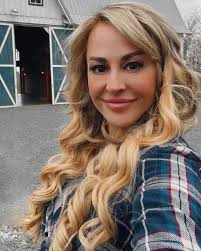 Set selfie…also this old barn was so cool!☺️🎥