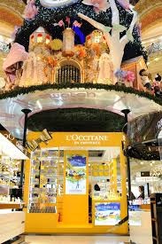 Une Boite Cadeau Sous Le Sapin Des Gl Clm Design Architecture Les galeries lafayette paris haussmann ferment leurs portes à compter du 30 octobre 2020. le sapin des gl clm design architecture