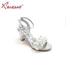Le scarpe da sposa con tacco largo possiamo inserirle tra i modelli comodi di bridal shoes. Commercio All Ingrosso Donne Di Classe Argento Della Signora Tacco Alto Da Sposa Fancy Sandalo Scarpe Da Sposa Buy Argento Sandalo Tacco Alto Scarpe Da Sposa Le Donne Di Classe Di Alta Scarpe