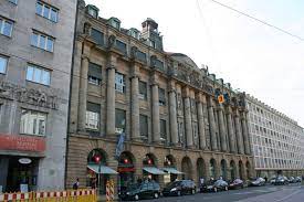 Direkt im herzen von leipzig, gegenüber der thomaskirche, entstand ein monumentales gebäude, welches sich in seiner moderne einzigartig in. Franz Mehring Haus Ehem Dresdner Bank Leipzig Days