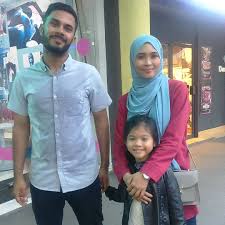 Adam and maya are now married and live happily, but tested when adam's video was karaoke with an actor, anita became viral. Cokelat Tak Semanis Honey Malayirs